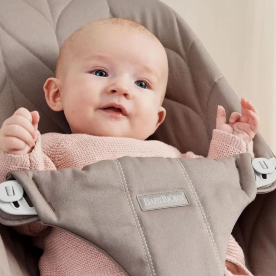 Balansoar bebelusi BabyBjorn Bliss Sand Gray cu aspect delicat de petal si  tesatura matlasata