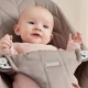 Balansoar bebelusi BabyBjorn Bliss Sand Gray cu aspect delicat de petal si  tesatura matlasata