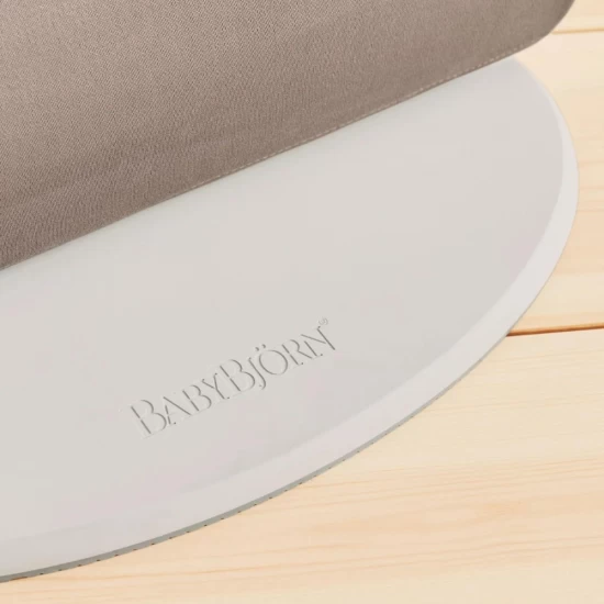 Balansoar bebelusi BabyBjorn Bliss Sand Gray cu aspect delicat de petal si  tesatura matlasata