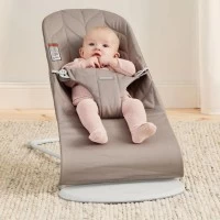 Balansoar bebelusi BabyBjorn Bliss Sand Gray cu aspect delicat de petal si  tesatura matlasata