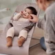 Balansoar bebelusi BabyBjorn Bliss Sand Gray cu aspect delicat de petal si  tesatura matlasata