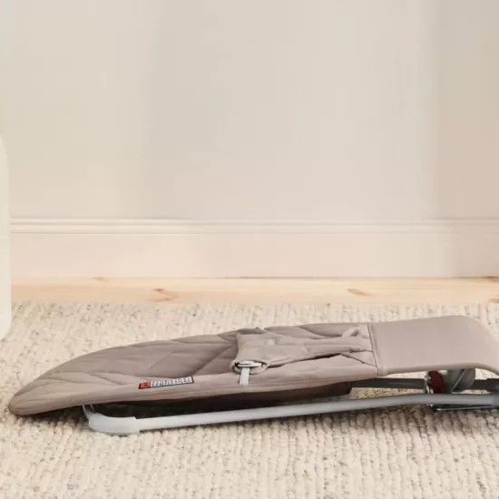 Balansoar copii BabyBjorn Bliss Sand Grey din tesatura matlasata cu aspect Clasic