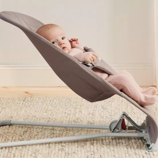 Balansoar copii BabyBjorn Bliss Sand Grey din tesatura matlasata cu aspect Clasic