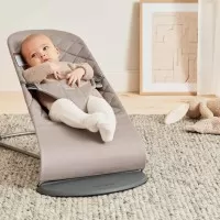 Balansoar copii BabyBjorn Bliss Sand Grey din tesatura matlasata cu aspect Clasic