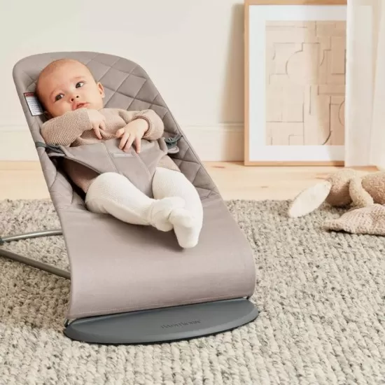 Balansoar copii BabyBjorn Bliss Sand Grey din tesatura matlasata cu aspect Clasic
