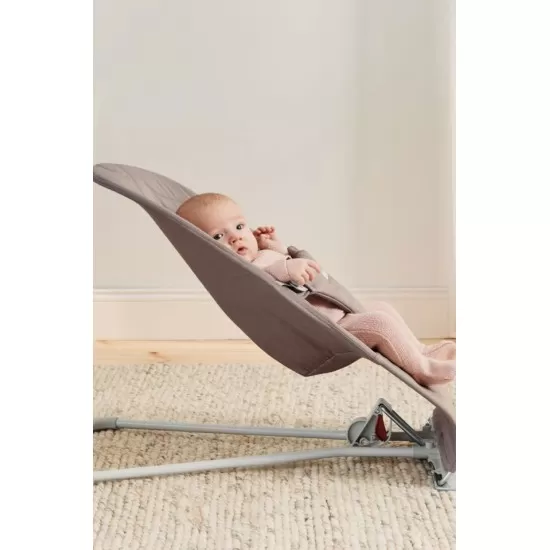 Balansoar Bliss Sand Grey BabyBjorn din tesatura matlasata cu aspect Clasic si bara de jucarii inclusa Balansoar Bliss Sand Grey BabyBjorn din tesatura matlasata cu aspect Clasic si bara de jucarii inclusa