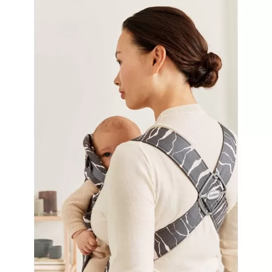 Marsupiu anatomic cu multiple pozitii de purtare Mini Anthracite/Landscape Bumbac Editie Limitata BabyBjorn