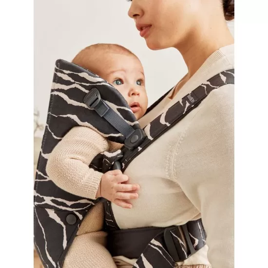 Marsupiu anatomic cu multiple pozitii de purtare Mini Anthracite/Landscape Bumbac Editie Limitata BabyBjorn