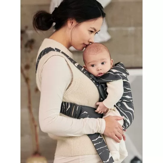 Marsupiu anatomic cu multiple pozitii de purtare Mini Anthracite/Landscape Bumbac Editie Limitata BabyBjorn