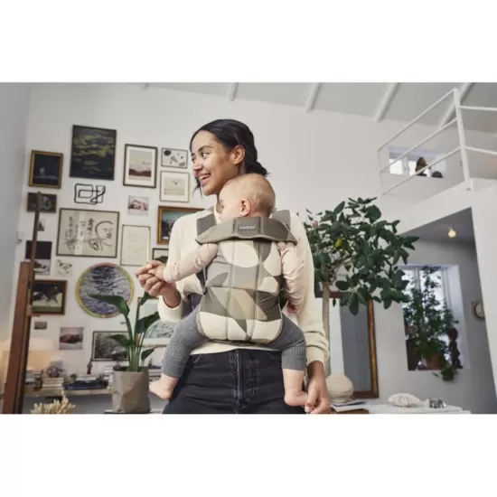Marsupiu anatomic BabyBjorn cu multiple pozitii de purtare Mini Khaki/Green Bumbac Marsupiu anatomic BabyBjorn cu multiple pozitii de purtare Mini Khaki/Green Bumbac