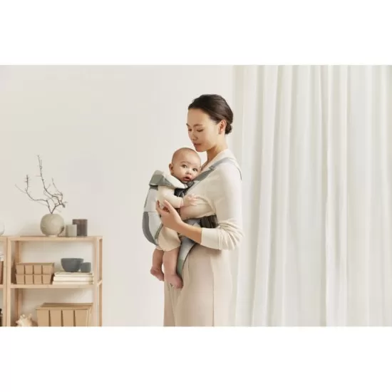 Marsupiu anatomic BabyBjorn cu multiple pozitii de purtare Mini Khaki/Green Bumbac Marsupiu anatomic BabyBjorn cu multiple pozitii de purtare Mini Khaki/Green Bumbac