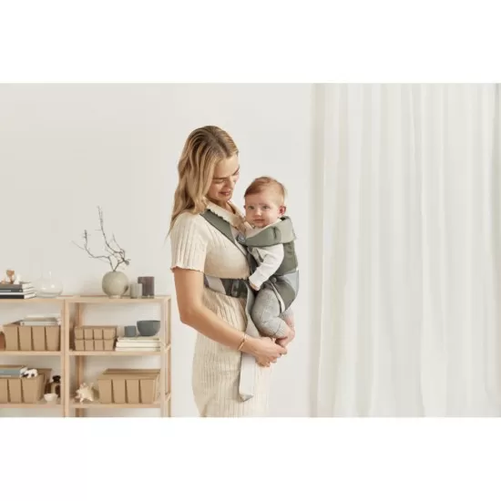 Marsupiu anatomic BabyBjorn cu multiple pozitii de purtare Mini Khaki/Green Bumbac Marsupiu anatomic BabyBjorn cu multiple pozitii de purtare Mini Khaki/Green Bumbac