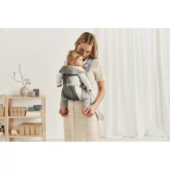 Marsupiu anatomic BabyBjorn cu multiple pozitii de purtare Mini Khaki/Green Bumbac Marsupiu anatomic BabyBjorn cu multiple pozitii de purtare Mini Khaki/Green Bumbac