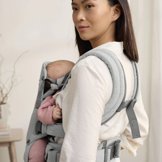 Marsupiu anatomic cu multiple pozitii de purtare BabyBjorn colectia Harmony, tesatura melange, Light Gray Marsupiu anatomic cu multiple pozitii de purtare BabyBjorn colectia Harmony, tesatura melange, Light Gray