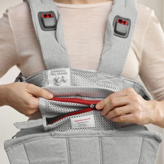 Marsupiu anatomic cu multiple pozitii de purtare BabyBjorn colectia Harmony, tesatura melange, Light Gray Marsupiu anatomic cu multiple pozitii de purtare BabyBjorn colectia Harmony, tesatura melange, Light Gray
