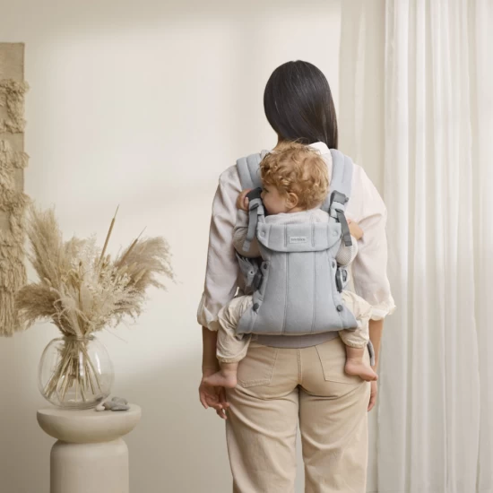 Marsupiu anatomic cu multiple pozitii de purtare BabyBjorn colectia Harmony, tesatura melange, Light Gray Marsupiu anatomic cu multiple pozitii de purtare BabyBjorn colectia Harmony, tesatura melange, Light Gray