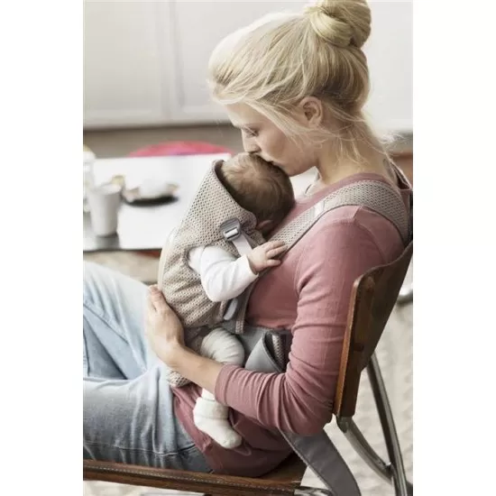 Marsupiu anatomic Mini cu pozitii multiple de purtare BabyBjorn Greige Mesh Marsupiu anatomic Mini cu pozitii multiple de purtare BabyBjorn Greige Mesh