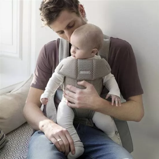Marsupiu anatomic Mini cu pozitii multiple de purtare BabyBjorn Greige Mesh Marsupiu anatomic Mini cu pozitii multiple de purtare BabyBjorn Greige Mesh