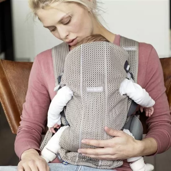 Marsupiu anatomic Mini cu pozitii multiple de purtare BabyBjorn Greige Mesh Marsupiu anatomic Mini cu pozitii multiple de purtare BabyBjorn Greige Mesh