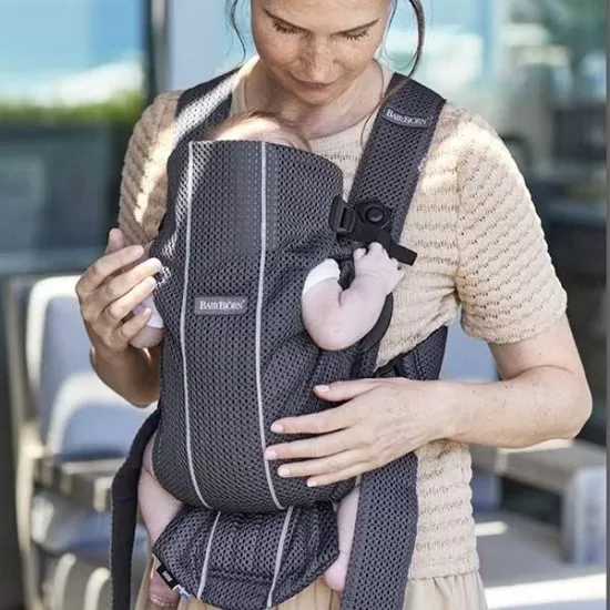 Marsupiu anatomic BabyBjorn Mini cu pozitii multiple de purtare Anthracite 3D Mesh Marsupiu anatomic BabyBjorn Mini cu pozitii multiple de purtare Anthracite 3D Mesh