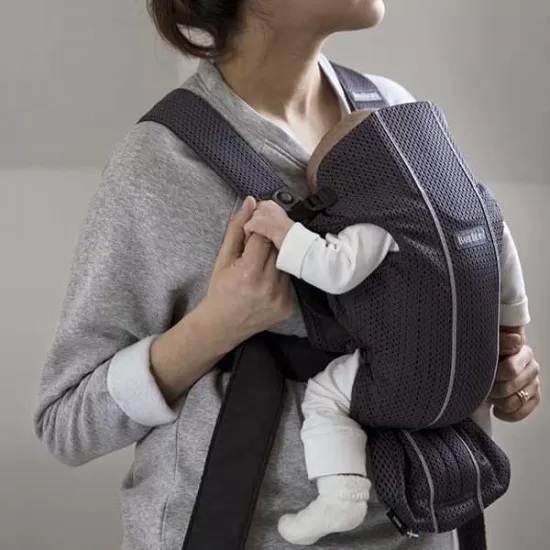 Marsupiu anatomic BabyBjorn Mini cu pozitii multiple de purtare Anthracite 3D Mesh Marsupiu anatomic BabyBjorn Mini cu pozitii multiple de purtare Anthracite 3D Mesh