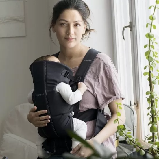 Marsupiu anatomic BabyBjorn Mini cu pozitii multiple de purtare Black Bumbac Marsupiu anatomic BabyBjorn Mini cu pozitii multiple de purtare Black Bumbac