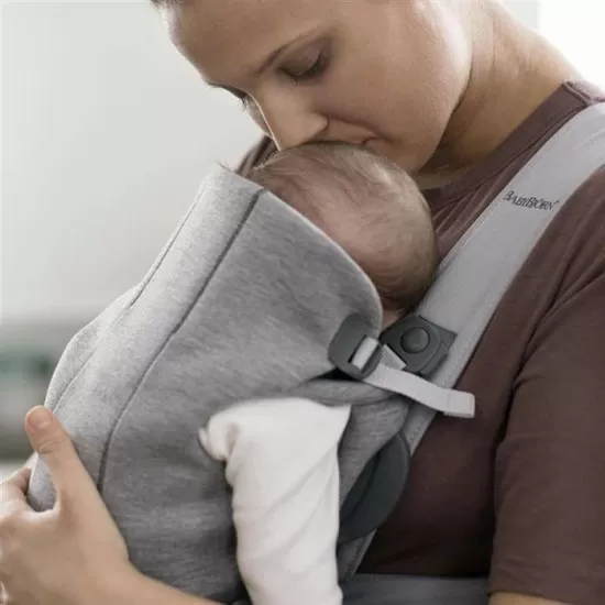 Marsupiu anatomic BabyBjorn Mini cu pozitii multiple de purtare Light Grey 3D Jersey Marsupiu anatomic BabyBjorn Mini cu pozitii multiple de purtare Light Grey 3D Jersey