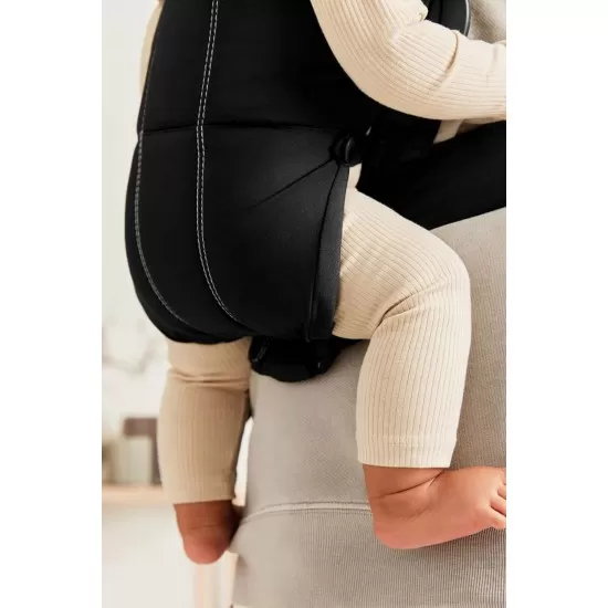 Marsupiu anatomic Mini cu pozitii multiple de purtare Black BabyBjorn Marsupiu anatomic Mini cu pozitii multiple de purtare Black BabyBjorn