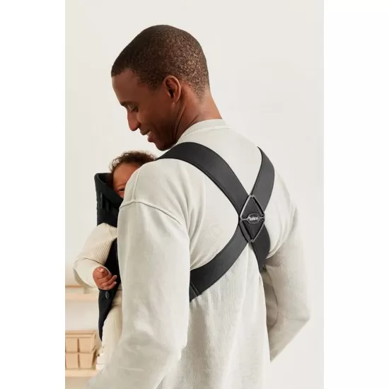Marsupiu anatomic Mini cu pozitii multiple de purtare Black BabyBjorn Marsupiu anatomic Mini cu pozitii multiple de purtare Black BabyBjorn