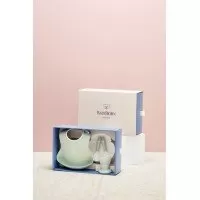 Set hranire pentru bebe BabyBjorn - Farfurie, lingurita, furculita, pahar si bavetica Powder Green