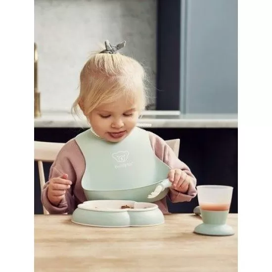 Set hranire pentru bebe BabyBjorn - Farfurie, lingurita, furculita, pahar si bavetica Powder Green Set hranire pentru bebe BabyBjorn - Farfurie, lingurita, furculita, pahar si bavetica Powder Green
