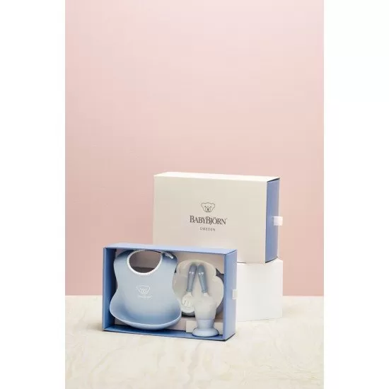 Set hranire pentru bebe BabyBjorn - Farfurie, lingurita, furculita, pahar si bavetica Powder Blue Set hranire pentru bebe BabyBjorn - Farfurie, lingurita, furculita, pahar si bavetica Powder Blue