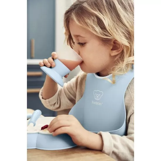 Set hranire pentru bebe BabyBjorn - Farfurie, lingurita, furculita, pahar si bavetica Powder Blue Set hranire pentru bebe BabyBjorn - Farfurie, lingurita, furculita, pahar si bavetica Powder Blue