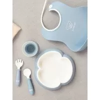 Set hranire pentru bebe BabyBjorn - Farfurie, lingurita, furculita, pahar si bavetica Powder Blue