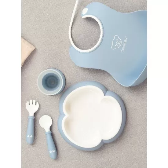 Set hranire pentru bebe BabyBjorn - Farfurie, lingurita, furculita, pahar si bavetica Powder Blue Set hranire pentru bebe BabyBjorn - Farfurie, lingurita, furculita, pahar si bavetica Powder Blue
