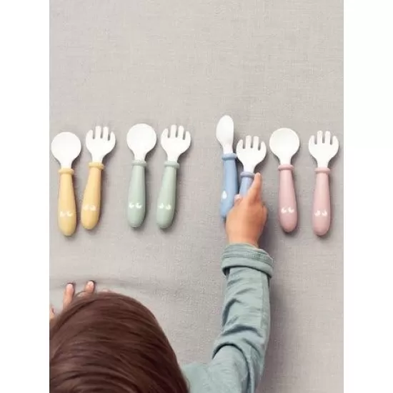 Set lingurite si furculite pentru bebelusi 4 bucati Powder Blue BabyBjorn Set lingurite si furculite pentru bebelusi 4 bucati Powder Blue BabyBjorn
