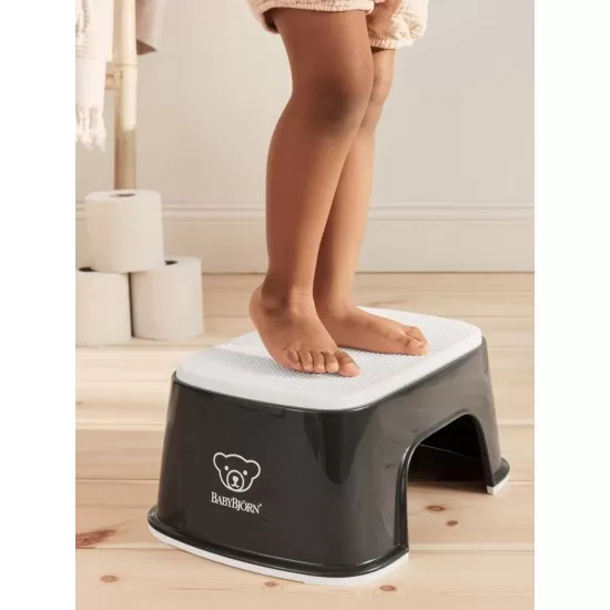 Treapta inaltator pentru baie Step Stool Black/White BabyBjorn Treapta inaltator pentru baie Step Stool Black/White BabyBjorn