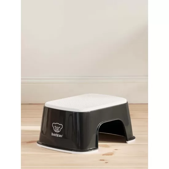Treapta inaltator pentru baie Step Stool Black/White BabyBjorn Treapta inaltator pentru baie Step Stool Black/White BabyBjorn