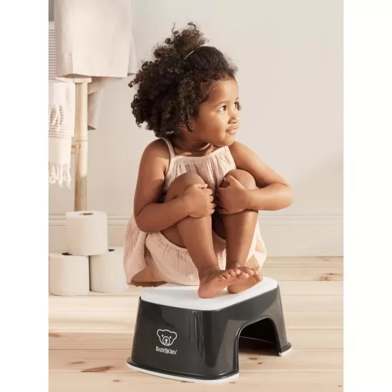Treapta inaltator pentru baie Step Stool Black/White BabyBjorn Treapta inaltator pentru baie Step Stool Black/White BabyBjorn