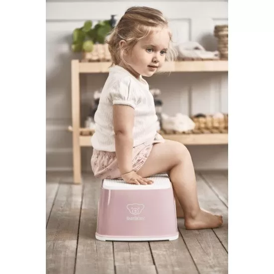 Treapta inaltator pentru baie Step Stool Powder Pink/White BabyBjorn Treapta inaltator pentru baie Step Stool Powder Pink/White BabyBjorn