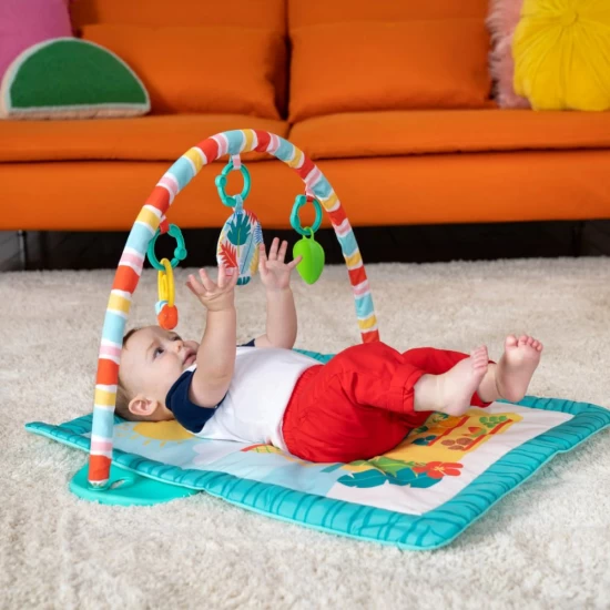 Salteluta de joaca cu bara de jucarii Tiki Toy Bar Bright Starts Salteluta de joaca cu bara de jucarii Tiki Toy Bar Bright Starts