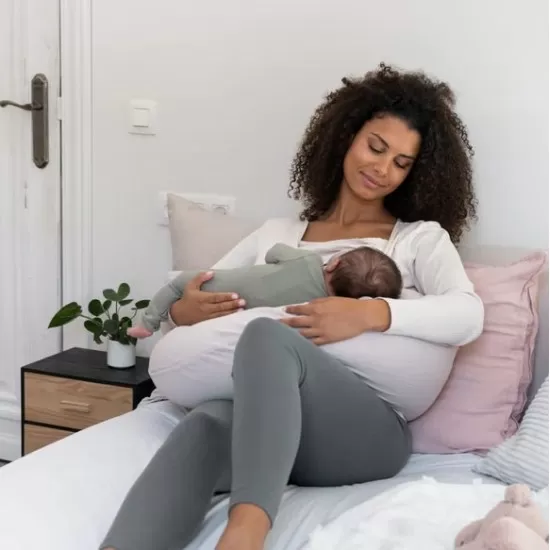 Perna mare 3 in 1 Doomoo Comfy Big Tetra Almond din bumbac organic Perna mare 3 in 1 Doomoo Comfy Big Tetra Almond din bumbac organic