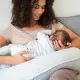 Perna mare pentru gravide si bebelusi 3 in 1 bumbac organic Doomoo Buddy Light Grey Perna mare pentru gravide si bebelusi 3 in 1 bumbac organic Doomoo Buddy Light Grey