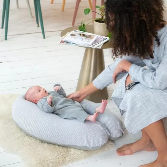 Perna mare pentru gravide si bebelusi 3 in 1 bumbac organic Doomoo Buddy Light Grey Perna mare pentru gravide si bebelusi 3 in 1 bumbac organic Doomoo Buddy Light Grey