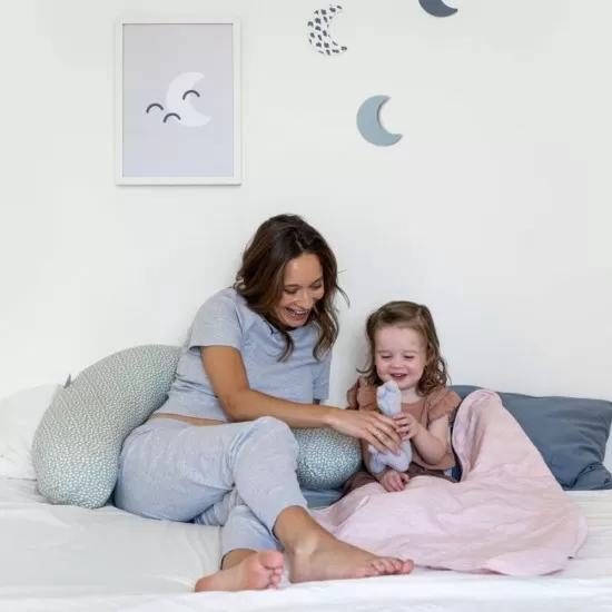 Perna mare pentru gravide si bebelusi 3 in 1 bumbac organic Doomoo Buddy Cloudy Kaki Perna mare pentru gravide si bebelusi 3 in 1 bumbac organic Doomoo Buddy Cloudy Kaki