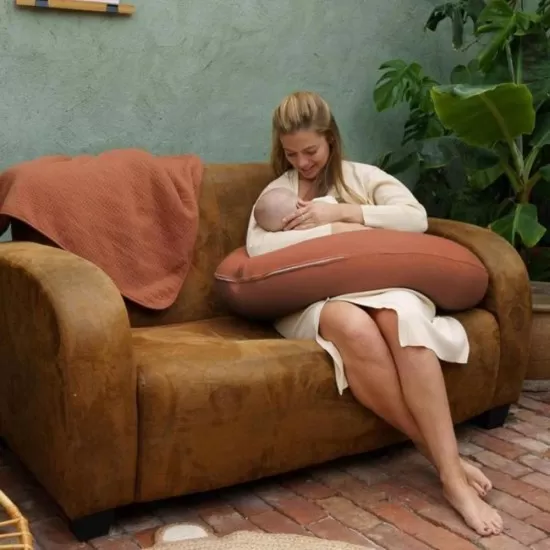 Perna mare pentru gravide si bebelusi 3 in 1 Doomoo bumbac organic Buddy Tetra Jersey Terracotta Perna mare pentru gravide si bebelusi 3 in 1 Doomoo bumbac organic Buddy Tetra Jersey Terracotta
