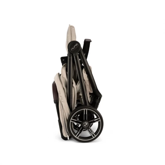 Carucior ultracompact cu pliere automata Nuna x BMW TRVL lx bej Mica Carucior ultracompact cu pliere automata Nuna x BMW TRVL lx bej Mica