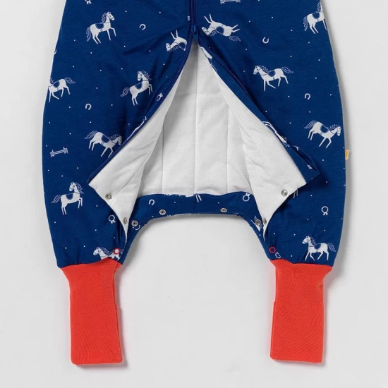 Sac de dormit cu picioruse si talpa antiderapanta Horses 70 cm + manseta 1.0 Tog Sac de dormit cu picioruse si talpa antiderapanta Horses 70 cm + manseta 1.0 Tog