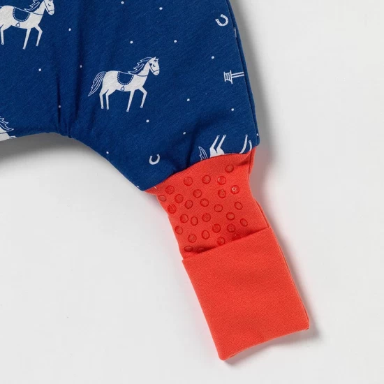 Sac de dormit cu picioruse si talpa antiderapanta Horses 70 cm + manseta 1.0 Tog Sac de dormit cu picioruse si talpa antiderapanta Horses 70 cm + manseta 1.0 Tog
