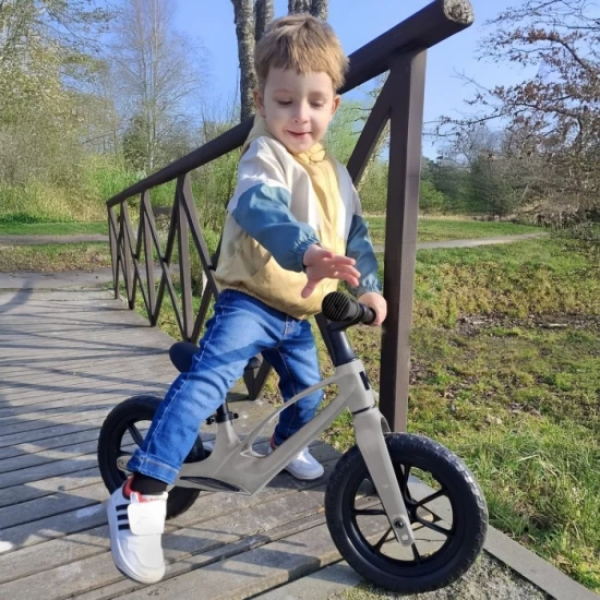 Bicicleta fara pedale, cadru magneziu, roti EVA, Kidwell Vito - Gri Bicicleta fara pedale, cadru magneziu, roti EVA, Kidwell Vito - Gri